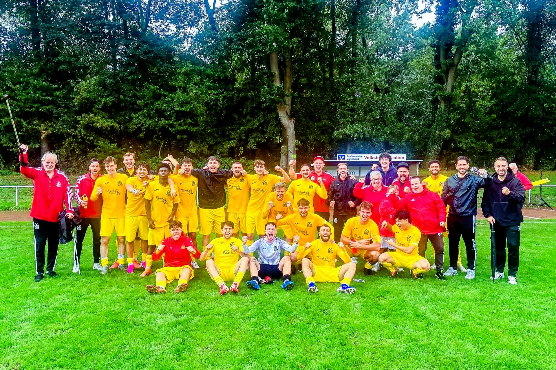 Mengeder Fußballmannschaft feiert gemeinsam auf dem Rasen